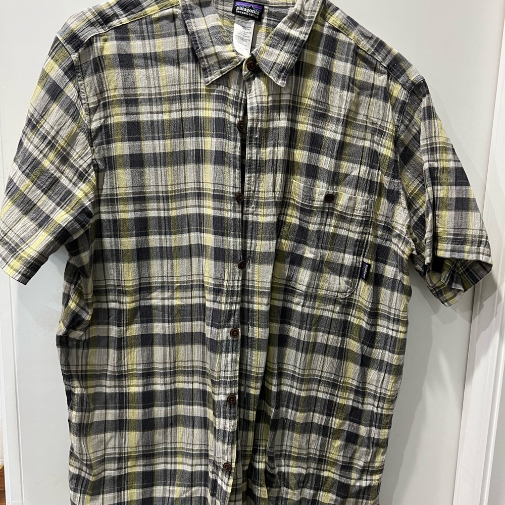 Mens short sleeve shirt.